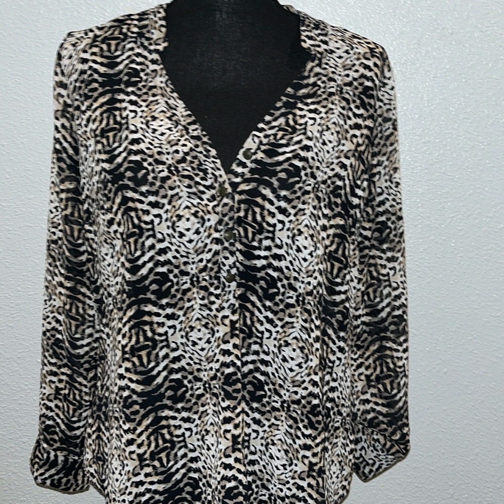 Leopard pull over shear top flattering  great addition to wardrobe